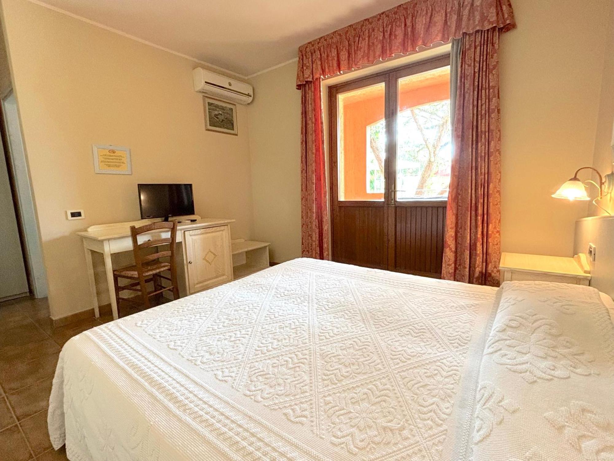 Hotel I Ginepri 콰르투치우 외부 사진