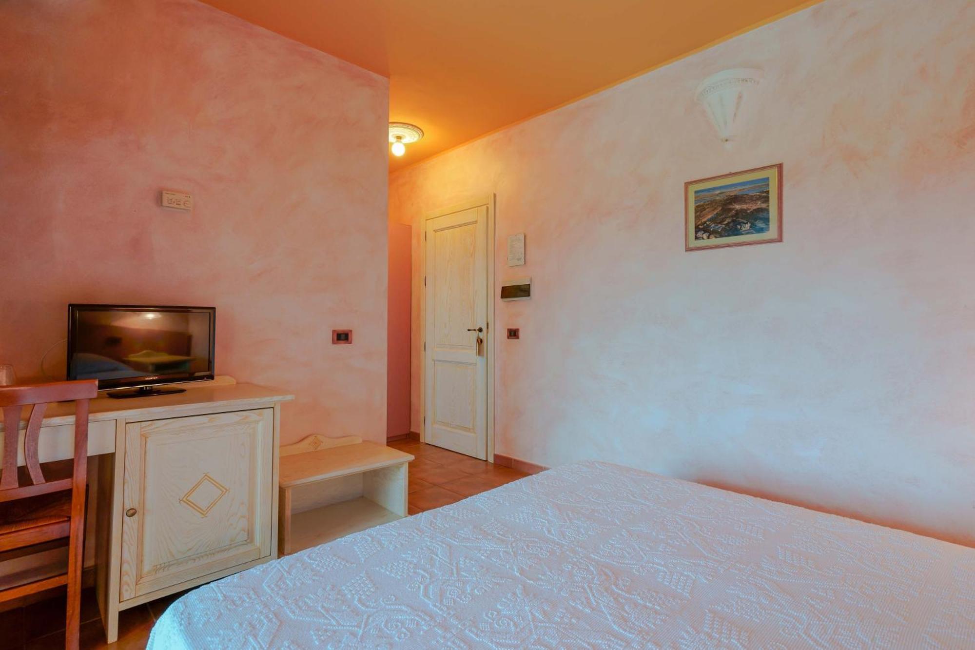 Hotel I Ginepri 콰르투치우 외부 사진