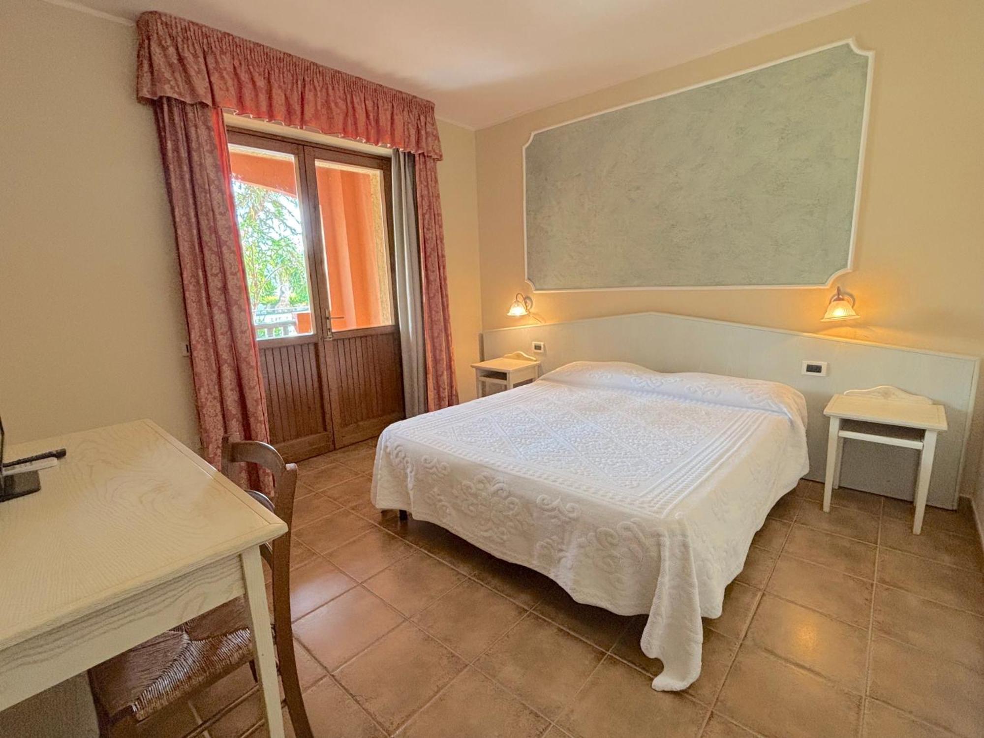 Hotel I Ginepri 콰르투치우 외부 사진
